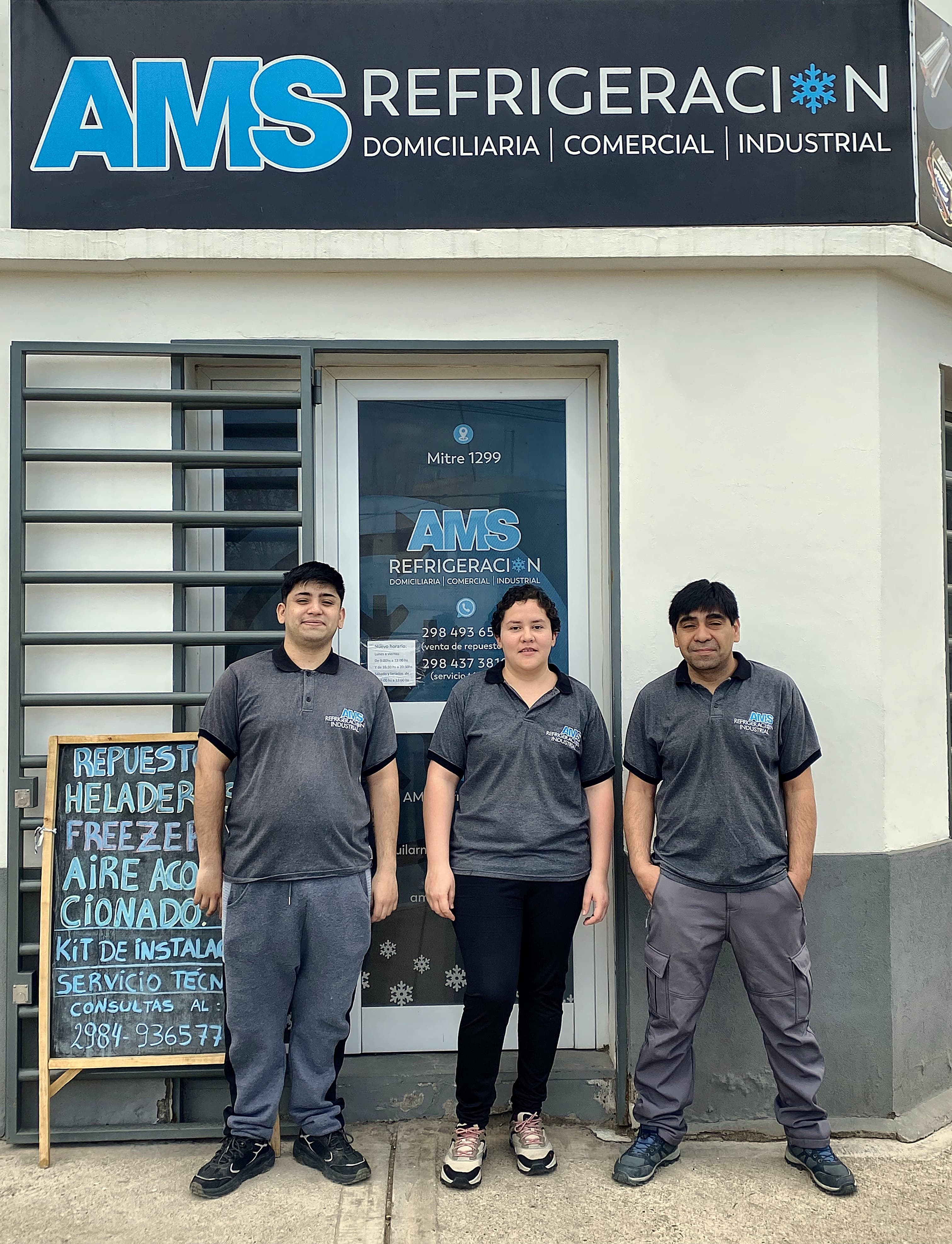 Equipo de AMS Refrigeración frente al local en General Roca